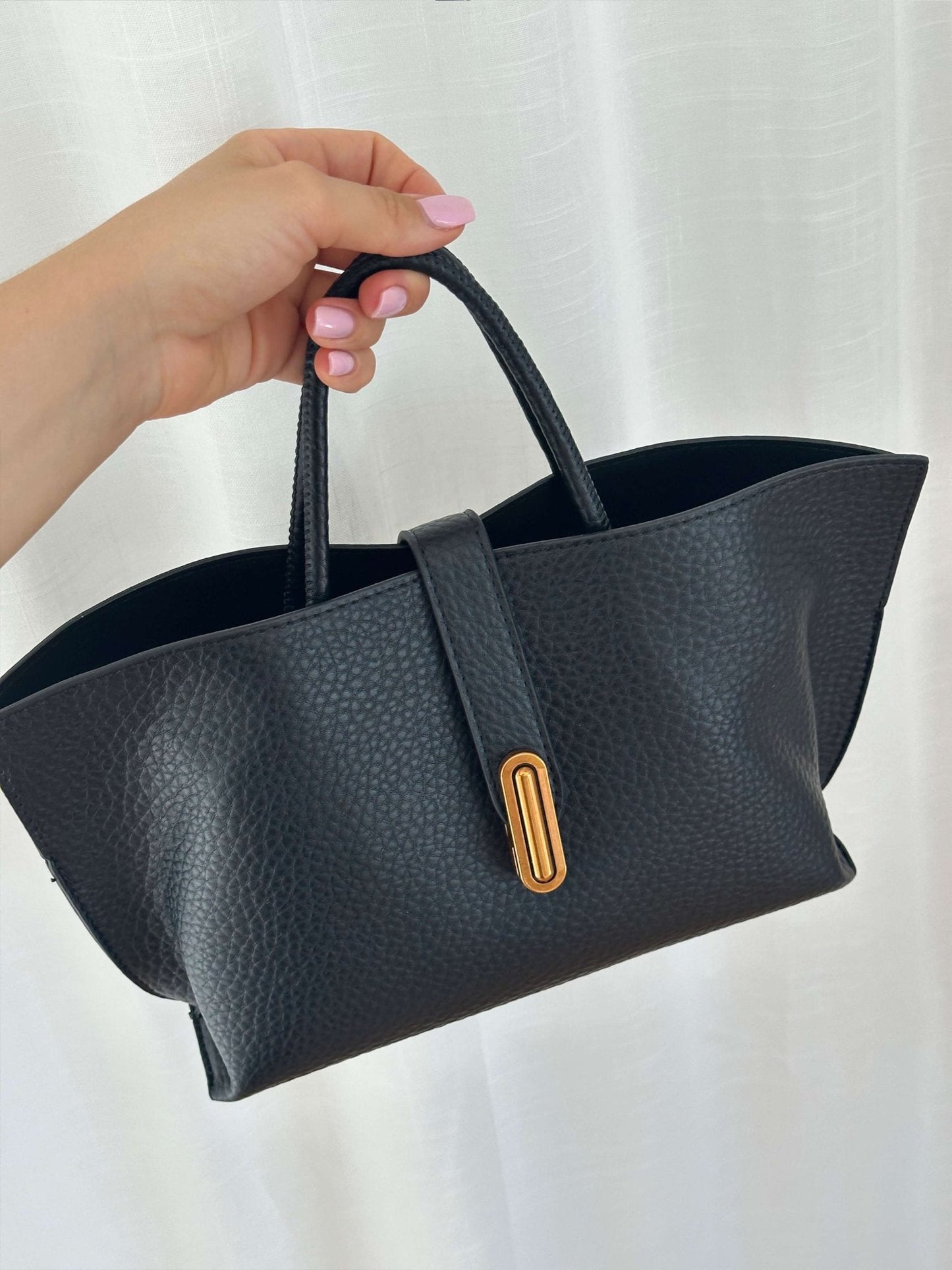 Livia – Elegant Tote Bag